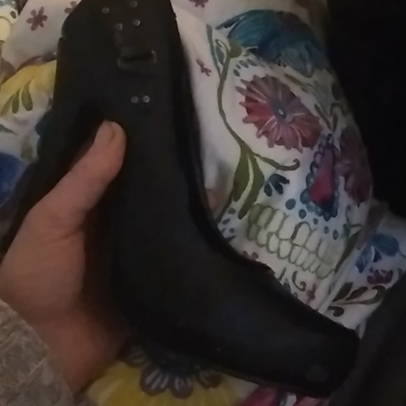 Heels - Picture 2 of 3